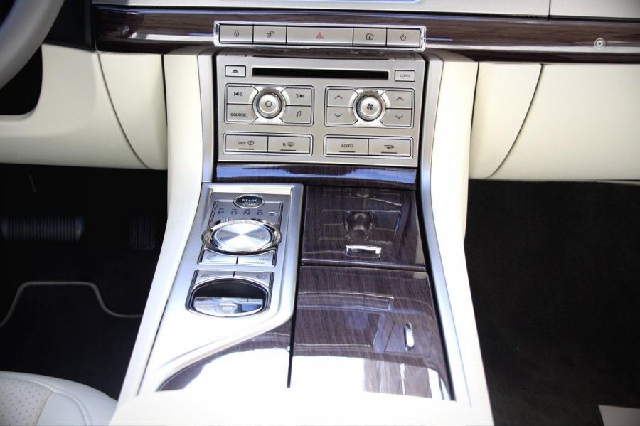  Jaguar XF 2008 года  (фото 146 из 175)